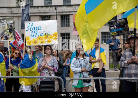 London, Großbritannien. 28.. Mai 2022. Demonstranten halten Plakate, die ihre Meinung während der Kundgebung ausdrücken Ukrainer und ihre Anhänger versammeln sich weiterhin vor der Downing Street und fordern von Großbritannien Waffen, um die Ukraine im Russland-Ukraine-Krieg zu unterstützen, der am 24.. Februar 2022 begann. (Foto von Hesther Ng/SOPA Images/Sipa USA) Quelle: SIPA USA/Alamy Live News Stockfoto