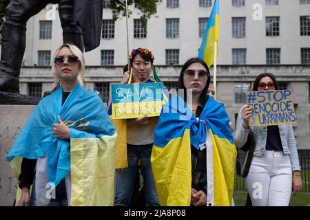 London, Großbritannien. 28.. Mai 2022. Demonstranten werden mit Plakaten zur Unterstützung der Ukraine bei der Kundgebung gesehen. Die Ukrainer und ihre Anhänger sammeln sich weiterhin vor der Downing Street und fordern Waffen aus Großbritannien, um die Ukraine im Russland-Ukraine-Krieg zu unterstützen, der am 24.. Februar 2022 begann. (Foto von Hesther Ng/SOPA Images/Sipa USA) Quelle: SIPA USA/Alamy Live News Stockfoto