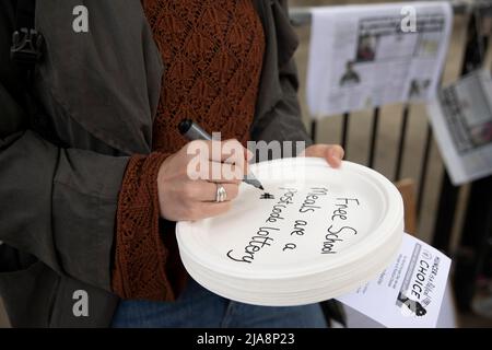 London, Großbritannien. 28.. Mai 2022. Ein Protestler macht während der Demonstration ein Schild von einem Einwegteller. Der Welthungertag wurde 2011 vom Hungerprojekt im Hinblick auf die globale Nahrungsmittelkrise gegründet. Sie organisieren jedes Jahr am 28.. Mai weltweit Proteste, um die Regierungen aufzufordern, nachhaltige Lösungen zur Bekämpfung des globalen Hungers zu entwickeln. Kredit: SOPA Images Limited/Alamy Live Nachrichten Stockfoto