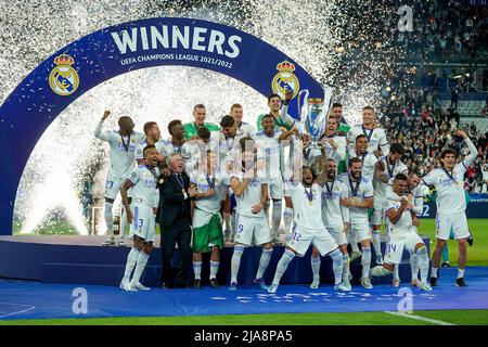 Saint Denis, Frankreich. 28.. Mai 2022. Marcelo von Real Madrid hebt die Trophäe der UEFA Champions League nach dem Sieg ihrer Mannschaften während des UEFA Champions League-Finalmatches zwischen dem FC Liverpool und Real Madrid am 28. Mai 2022 im Stade de France in Paris, Frankreich, an. Kredit: Giuseppe Maffia/Alamy Live Nachrichten Stockfoto