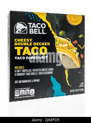 Winneconne, WI -23 April 2022: Ein Paket von Taco Bell kitschigen Doppel-Decker Taco Dinner-Kit auf einem isolierten Hintergrund Stockfoto