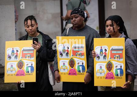 Manchester, Großbritannien. 28.. Mai 2022. Protest organisiert von Kids of Color und JENGbA (Joint Enterprise Not Guilty by Association). Am 17.. Mai 2022 wurden am Krongericht in Manchester 4 junge Männer aus Manchester wegen Verschwörung zum Mord und 6 andere wegen Verschwörung zur Begehung schwerer Körperverletzung verurteilt. Die Staatsanwaltschaft behauptete, dass es sich um eine Verschwörung im Zusammenhang mit Bande handelt, aber die Verteidiger der jungen Männer nennen dies einen Fall der „Verbandsschuld“ gemäß dem Joint-Enterprise-Gesetz, das unverhältnismäßig gegen farbige Menschen eingesetzt wird. Petersplatz. Manchester. VEREINIGTES KÖNIGREICH Stockfoto