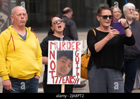 Manchester, Großbritannien. 28.. Mai 2022. Protest organisiert von Kids of Color und JENGbA (Joint Enterprise Not Guilty by Association). Am 17.. Mai 2022 wurden am Krongericht in Manchester 4 junge Männer aus Manchester wegen Verschwörung zum Mord und 6 andere wegen Verschwörung zur Begehung schwerer Körperverletzung verurteilt. Die Staatsanwaltschaft behauptete, dass es sich um eine Verschwörung im Zusammenhang mit Bande handelt, aber die Verteidiger der jungen Männer nennen dies einen Fall der „Verbandsschuld“ gemäß dem Joint-Enterprise-Gesetz, das unverhältnismäßig gegen farbige Menschen eingesetzt wird. Petersplatz. Manchester. VEREINIGTES KÖNIGREICH Stockfoto