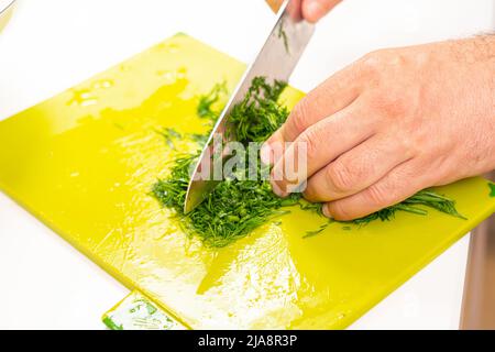 Draufsicht Dill zum Salatkochen mit Küchenmesser Stockfoto