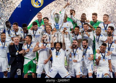 Paris, Frankreich - 28. Mai: Marcelo Vieira und seine Teamkollegen des Real Madrid CF (C) steigen nach dem Sieg beim FC Liverpool im Stade de France am 28. Mai 2022 in Paris, Frankreich, in die UEFA Champions League Trophy ein. (Foto von Richard Callis/Eurasia Sport Images) Quelle: Marcio Rodrigo Ferreira Machado/Alamy Live News Stockfoto