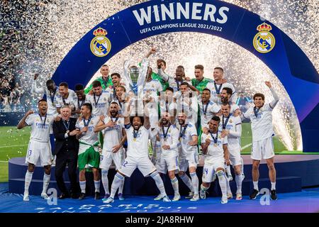 Paris, Frankreich - 28. Mai: Marcelo Vieira und seine Teamkollegen des Real Madrid CF (C) steigen nach dem Sieg beim FC Liverpool im Stade de France am 28. Mai 2022 in Paris, Frankreich, in die UEFA Champions League Trophy ein. (Foto von Richard Callis/Eurasia Sport Images) Quelle: Marcio Rodrigo Ferreira Machado/Alamy Live News Stockfoto