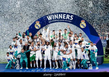 Paris, Frankreich - 28. Mai: Marcelo Vieira und seine Teamkollegen des Real Madrid CF (C) steigen nach dem Sieg beim FC Liverpool im Stade de France am 28. Mai 2022 in Paris, Frankreich, in die UEFA Champions League Trophy ein. (Foto von Richard Callis/Eurasia Sport Images) Quelle: Marcio Rodrigo Ferreira Machado/Alamy Live News Stockfoto