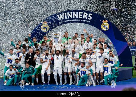 Paris, Frankreich - 28. Mai: Marcelo Vieira und seine Teamkollegen des Real Madrid CF (C) steigen nach dem Sieg beim FC Liverpool im Stade de France am 28. Mai 2022 in Paris, Frankreich, in die UEFA Champions League Trophy ein. (Foto von Richard Callis/Eurasia Sport Images) Quelle: Marcio Rodrigo Ferreira Machado/Alamy Live News Stockfoto