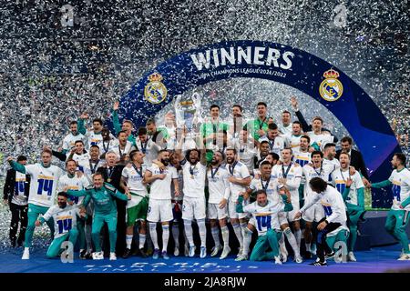 Paris, Frankreich - 28. Mai: Marcelo Vieira und seine Teamkollegen des Real Madrid CF (C) steigen nach dem Sieg beim FC Liverpool im Stade de France am 28. Mai 2022 in Paris, Frankreich, in die UEFA Champions League Trophy ein. (Foto von Richard Callis/Eurasia Sport Images) Quelle: Marcio Rodrigo Ferreira Machado/Alamy Live News Stockfoto