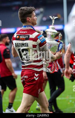 Huddersfield, Großbritannien. 28.. Mai 2022. John Bateman aus Wigan mit dem Challenge Cup während des Super League-Spiels zwischen Huddersfield Giants und Wigan Warriors am 12. Mai 2022 im John Smiths Stadium, Huddersfield, England. Foto von Simon Hall. Nur zur redaktionellen Verwendung, Lizenz für kommerzielle Nutzung erforderlich. Keine Verwendung bei Wetten, Spielen oder Veröffentlichungen einzelner Clubs/Vereine/Spieler. Kredit: UK Sports Pics Ltd/Alamy Live Nachrichten Stockfoto