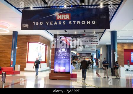 Houston, Texas, USA. 28.. Mai 2022. Gun-Enthusiasten kaufen am Vordereingang der Messe der National Rifle Association (NRA) Schusswaffen, Munitionsmittel und Outdoor-Produkte ein. Die Ausstellungsstücke erstrecken sich über fast 14 Hektar im George R. Brown Convention Center. (Bild: © Bob Daemmrich/ZUMA Press Wire) Stockfoto