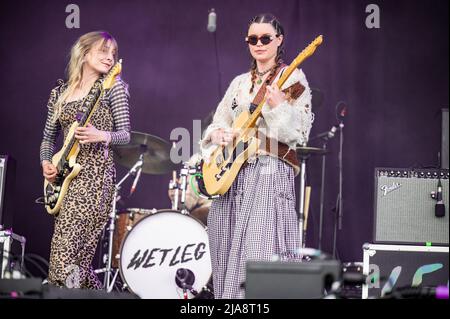 Warrington, Großbritannien. 28. Mai 2022. Rhian Teasdale und Hester Chambersvon der Band Wet Leg treten auf der Hauptbühne beim Warrington NBHD Weekend Festival 2022 auf.Quelle: Gary Mather/Alamy Live News Stockfoto