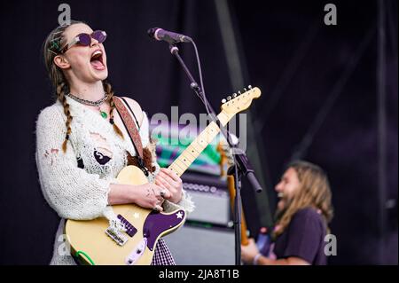 Warrington, Großbritannien. 28. Mai 2022. Rhian Teasdale und Hester Chambersvon der Band Wet Leg treten auf der Hauptbühne beim Warrington NBHD Weekend Festival 2022 auf.Quelle: Gary Mather/Alamy Live News Stockfoto