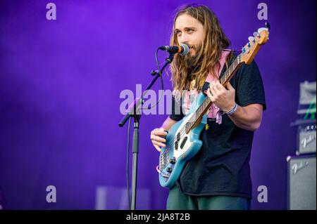 Warrington, Großbritannien. 28. Mai 2022. Rhian Teasdale und Hester Chambersvon der Band Wet Leg treten auf der Hauptbühne beim Warrington NBHD Weekend Festival 2022 auf.Quelle: Gary Mather/Alamy Live News Stockfoto