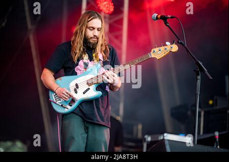 Warrington, Großbritannien. 28. Mai 2022. Rhian Teasdale und Hester Chambersvon der Band Wet Leg treten auf der Hauptbühne beim Warrington NBHD Weekend Festival 2022 auf.Quelle: Gary Mather/Alamy Live News Stockfoto