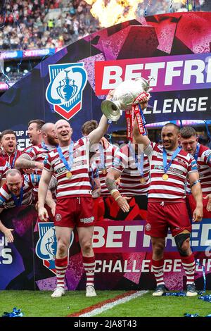 Huddersfield, Großbritannien. 28.. Mai 2022. Thomas Leuluai und Liam Farrell von Wigan heben den Challenge Cup nach ihrem Sieg über Huddersfield während des Super League-Spiels zwischen Huddersfield Giants und Wigan Warriors am 12. Mai 2022 im John Smiths Stadium, Huddersfield, England. Foto von Simon Hall. Nur zur redaktionellen Verwendung, Lizenz für kommerzielle Nutzung erforderlich. Keine Verwendung bei Wetten, Spielen oder Veröffentlichungen einzelner Clubs/Vereine/Spieler. Kredit: UK Sports Pics Ltd/Alamy Live Nachrichten Stockfoto