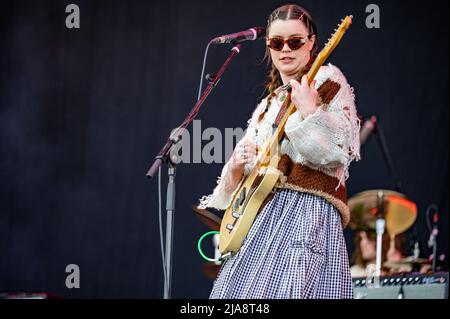 Warrington, Großbritannien. 28. Mai 2022. Rhian Teasdale und Hester Chambersvon der Band Wet Leg treten auf der Hauptbühne beim Warrington NBHD Weekend Festival 2022 auf.Quelle: Gary Mather/Alamy Live News Stockfoto