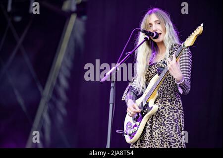 Warrington, Großbritannien. 28. Mai 2022. Rhian Teasdale und Hester Chambersvon der Band Wet Leg treten auf der Hauptbühne beim Warrington NBHD Weekend Festival 2022 auf.Quelle: Gary Mather/Alamy Live News Stockfoto