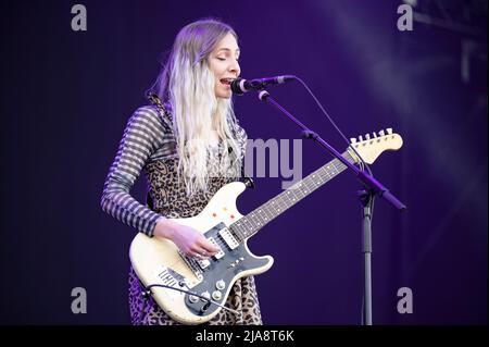 Warrington, Großbritannien. 28. Mai 2022. Rhian Teasdale und Hester Chambersvon der Band Wet Leg treten auf der Hauptbühne beim Warrington NBHD Weekend Festival 2022 auf.Quelle: Gary Mather/Alamy Live News Stockfoto