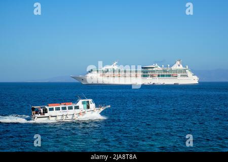 Kreuzfahrt-Linienschiff Costa Luminosa im Mittelmeer in der Nähe der Insel Mykonos. Ägäis, Griechenland Stockfoto