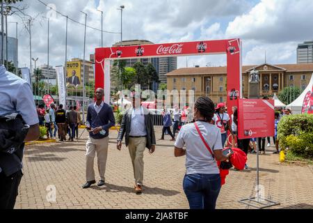 Nairobi, Kenia. 27.. Mai 2022. Während der FIFA-WM-Tour und der öffentlichen Besichtigung im K.I.C.C in Nairobi, Kenia, treffen sich die Bewohner für einen historischen Moment im K.I.C.C ein. Die Trophäe der FIFA-Weltmeisterschaft landete in Kenia für eine zweitägige Tour, bei der die Öffentlichkeit vor der diesjährigen Weltmeisterschaft in Katar angesehen werden konnte. (Bild: © Donwilson Odhiambo/ZUMA Press Wire) Stockfoto