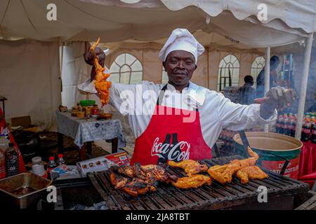 Nairobi, Kenia. 27.. Mai 2022. Ein Küchenchef bereitet während der FIFA-Weltmeisterschaft im K.I.C.C in Nairobi, Kenia, Mahlzeiten für die Öffentlichkeit zu. Die Trophäe der FIFA-Weltmeisterschaft landete in Kenia für eine zweitägige Tour, bei der die Öffentlichkeit vor der diesjährigen Weltmeisterschaft in Katar angesehen werden konnte. (Bild: © Donwilson Odhiambo/ZUMA Press Wire) Stockfoto