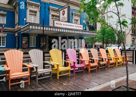 Farbenfrohe Stühle vor dem Royal Alexandra Theatre, Toronto, Ontario, Kanada Stockfoto