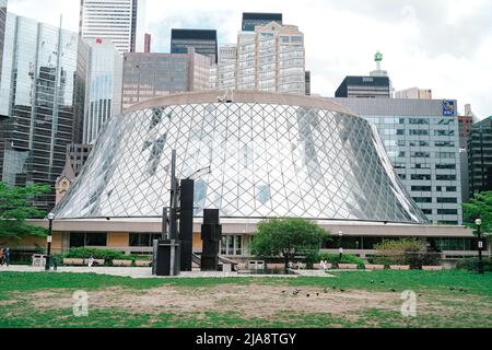 Roy Thomson Hall ist ein Konzertsaal, der von den kanadischen Architekten Arthur Erickson und Mathers and Haldenby in Toronto, Ontario, Kanada, entworfen wurde Stockfoto