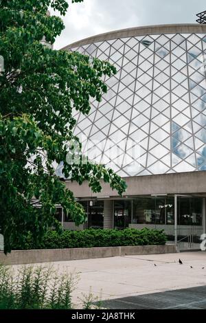 Roy Thomson Hall ist ein Konzertsaal, der von den kanadischen Architekten Arthur Erickson und Mathers and Haldenby in Toronto, Ontario, Kanada, entworfen wurde Stockfoto