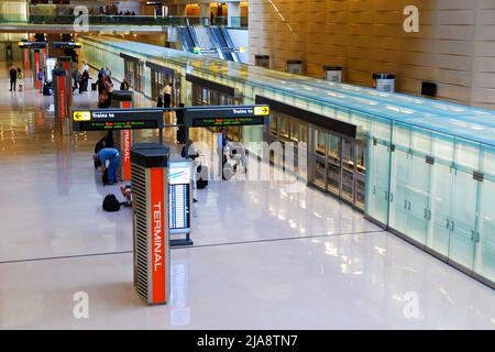 Reisende erwarten den nächsten Terminal-Zug am Dulles International Airport Stockfoto