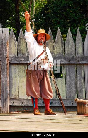 Ein erwachsener Mann demonstriert in Jamestown, Virginia, mit einem Colonial Long Barrel Gewehr Stockfoto