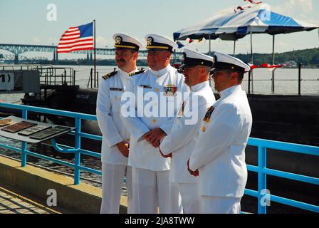 Ehemalige Navy-Offiziere stehen an ihrem U-Boot in Groton, Connecticut Stockfoto