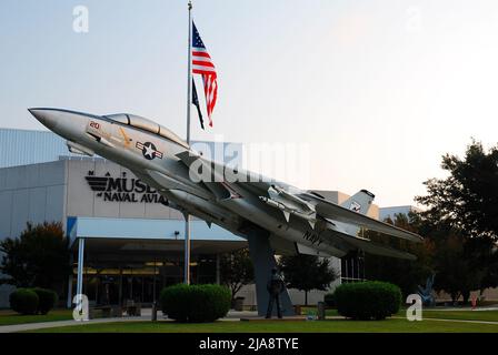 Eine F14 steht vor dem Naval Aviation Museum in Pensacola, Florida Stockfoto