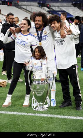 Paris, Frankreich. 28.. Mai 2022. Marcelo Vieira da Silva von Real Madrid mit seiner Familie während der Feier nach dem UEFA Champions League-Finale zwischen dem FC Liverpool und dem FC Real Madrid am 28. Mai 2022 im Stade de France in Saint-Denis bei Paris, Frankreich - Foto Jean Catuffe / DPPI Quelle: DPPI Media/Alamy Live News Stockfoto