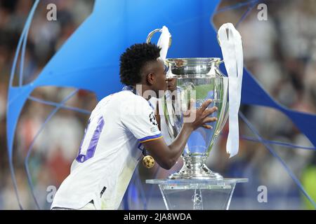 Paris, Frankreich. 28.. Mai 2022. Vinicius Junior von Real Madrid küsst die Trophäe nach dem Finale der UEFA Chamiopns League zwischen Real Madrid und Liverpool am 28. Mai 2022 in Paris, Frankreich. Quelle: Meng Dingbo/Xinhua/Alamy Live News Stockfoto
