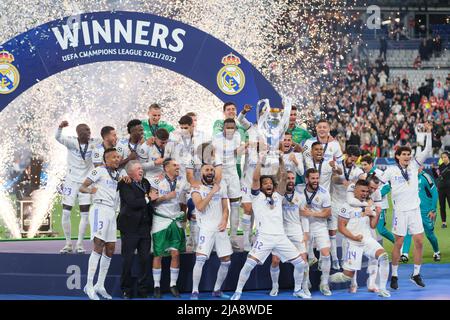 Paris, Frankreich. 28.. Mai 2022. Das Team Real Madrid feiert den Sieg nach dem Gewinn des UEFA Chamioopns League-Finalmatches zwischen Real Madrid und Liverpool am 28. Mai 2022 in Paris, Frankreich. Quelle: Meng Dingbo/Xinhua/Alamy Live News Stockfoto