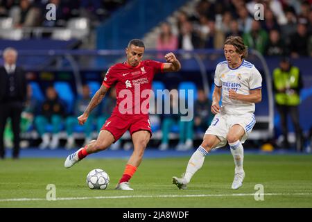 Paris, Frankreich. 28.. Mai 2022. Real Madird's Luka Modric steht mit Liverpools Thiago Alcantara während des UEFA Chamiopns League-Finalsspiels zwischen Real Madrid und Liverpool am 28. Mai 2022 in Paris, Frankreich, gegenüber. Quelle: Meng Dingbo/Xinhua/Alamy Live News Stockfoto