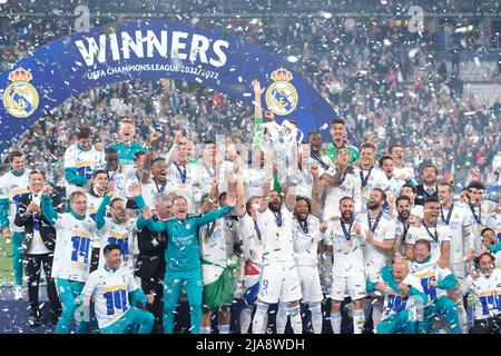 Paris, Frankreich. 28.. Mai 2022. Das Team Real Madrid feiert den Sieg nach dem Gewinn des UEFA Chamioopns League-Finalmatches zwischen Real Madrid und Liverpool am 28. Mai 2022 in Paris, Frankreich. Quelle: Meng Dingbo/Xinhua/Alamy Live News Stockfoto