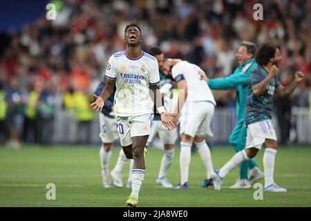Paris, Frankreich. 28.. Mai 2022. Vinicius Junior von Real Madrid (vorne) feiert den Sieg nach dem Finale der UEFA Chamiopns League zwischen Real Madrid und Liverpool am 28. Mai 2022 in Paris, Frankreich. Quelle: Meng Dingbo/Xinhua/Alamy Live News Stockfoto