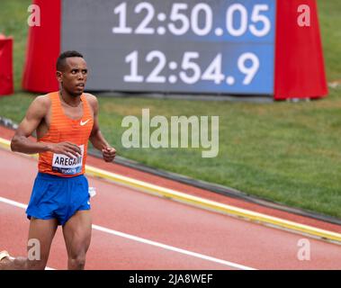 Eugene, Oregon, USA. 28.. Mai 2022. Berihu AREGAWI aus Äthiopien gewinnt die Men's 5000m beim Prefontaine Classic im Hayward Field in Eugene, Oregon. Aregawis Zeit war 12:50,05 (Bild: © Brian Branch Price/ZUMA Press Wire) Stockfoto