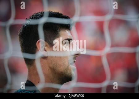 Paris, Frankreich. 28.. Mai 2022. Thibaut Courtois von Real Madrid reagiert vor dem Finale der UEFA Chamiopns League zwischen Real Madrid und Liverpool am 28. Mai 2022 in Paris, Frankreich. Quelle: Meng Dingbo/Xinhua/Alamy Live News Stockfoto