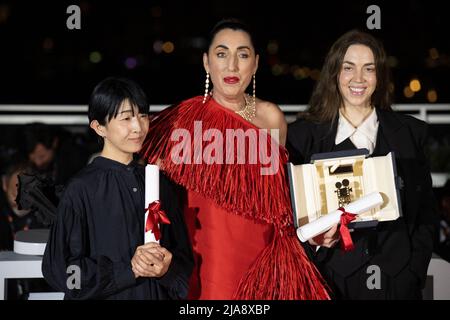 Präsident der Jury von Camera d'Or, Rossy De Palma (C) posiert mit der Regisseurin Chie Hayakawa, die die Special Mention für einen ersten Filmgewinnerin für Plan 75 gewonnen hat, und der Regisseurin Gina Gammell, die den Caméra d’Or Award für einen ersten Film für das Kriegspony während des jährlichen Filmfestivals in Cannes 75. im Palais des Festivals gewonnen hat Am 28. Mai 2022 in Cannes, Frankreich. Foto von David Niviere/ABACAPRESS.COM Stockfoto