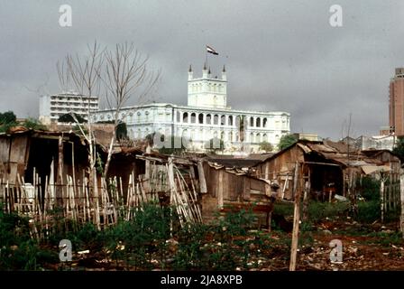 Slums neben dem Präsidentenpalast in Asuncion, Paraguay im Jahr 1980 Stockfoto