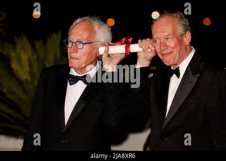 Cannes, Frankreich. 28.. Mai 2022. CANNES - MAI 28: Jean-Pierre Dardenne und Luc Dardenne über die Fotocall-GEWINNER während der Filmfestspiele von Cannes 75. am 28. Mai 2022 im Palais des Festivals in Cannes, Frankreich. (Foto von Lyvans Boolaky/ÙPtertainment/Sipa USA) Quelle: SIPA USA/Alamy Live News Stockfoto