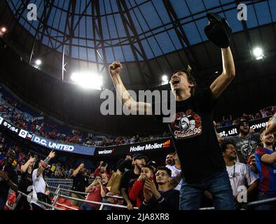 Harrison, NJ, USA. 28.. Mai 2022. Ein Fan feiert während eines MLS-Spiels zwischen DC United und den New Yorker Red Bulls in der Red Bull Arena in Harrison, NJ. Die Red Bulls besiegten DC United 4-1. Mike Langish/Cal Sport Media. Kredit: csm/Alamy Live Nachrichten Stockfoto