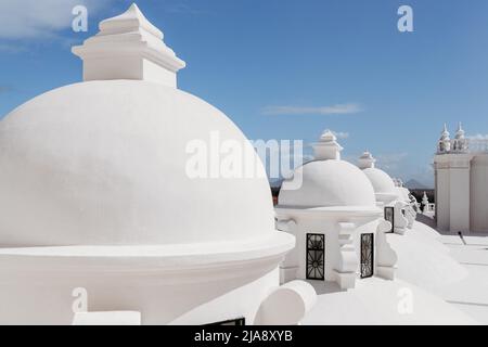 Die wunderschöne, weiße Dachterrasse Catedral de la Asunción de María León Nicaragua (Kathedrale unserer Lieben Frau von Grace) Ist Ein UNESCO-Weltkulturerbe Stockfoto