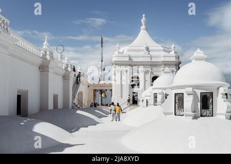 Die wunderschöne, weiße Dachterrasse Catedral de la Asunción de María León Nicaragua (Kathedrale unserer Lieben Frau von Grace) Ist Ein UNESCO-Weltkulturerbe Stockfoto