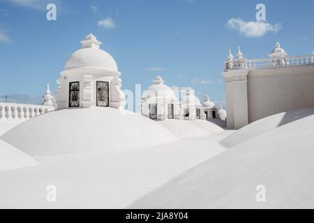 Die wunderschöne, weiße Dachterrasse Catedral de la Asunción de María León Nicaragua (Kathedrale unserer Lieben Frau von Grace) Ist Ein UNESCO-Weltkulturerbe Stockfoto