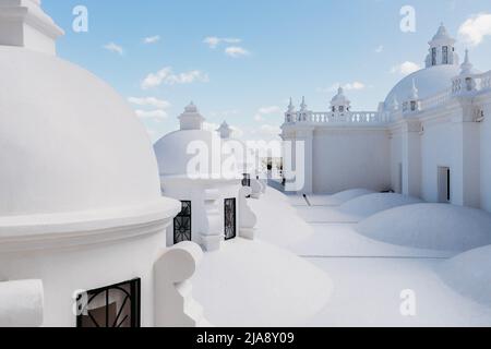 Die wunderschöne, weiße Dachterrasse Catedral de la Asunción de María León Nicaragua (Kathedrale unserer Lieben Frau von Grace) Ist Ein UNESCO-Weltkulturerbe Stockfoto