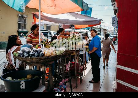 Straßenhändler, die Obst an Einheimische in León, Nicaragua, verkaufen Stockfoto